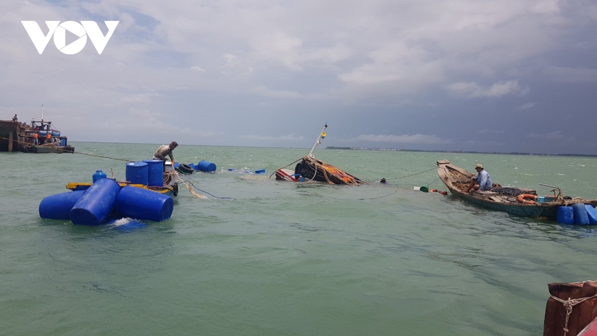 Cứu 3 thuyền viên trôi dạt trên biển ở TPHCM
